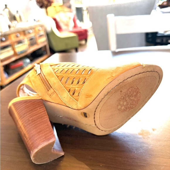 VINCE CAMUTO Tan Suede Sandals - Size 8.5 - Picture 10 of 16